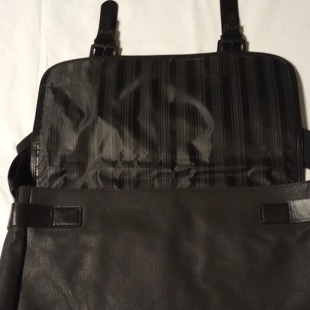 Kenneth Cole Reaction Messenger Bag